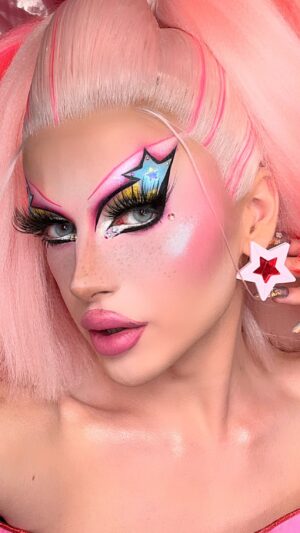 Kam Hugh Instagram - 💖GRWM FINALE @dragrace_france 💖
——
- Base @nyxcosmetics_france marshmallow 
- ⁠FDT @narsissit Soft Matte 
- ⁠Faux Filter color corrector @hudabeauty
- ⁠Contour bronzer stick @rarebeauty 
- ⁠Contour poudre @kvdbeauty
- White Concealer @kimchichicbeauty
- ⁠Poudre easy bake @hudabeauty 
- ⁠Blush @diorbeauty 
- ⁠Blush argenté @ellis_atlantis X @blendbunnycosmetics
- ⁠Fard à paupière palette @norvinacosmetics @anastasiabeverlyhills
- ⁠Liner epic inc @kvdbeauty 
- ⁠Crayon @makeupforever N°808 artist color pencil 
- ⁠Faux cil @eldorafalseeyelashes
- ⁠Lentilles @desioeyes
——
#drag #dragrace #makeup