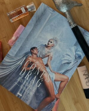 Kam Hugh Instagram - ✨ICÔNES DRAG by @ranobrac ✨
——
Après plus de 6 ans d’amitié, je suis très fier d’aujourd’hui vous annoncer la sortie du livre de mon photographe (et ami) favori @ranobrac !
C’est grâce à toi si j’en suis la aujourd’hui, tu m’as aidé et soutenu dans tous mes projets et m’as permis d’exprimer mon art à travers le tien, merci pour tout✨
Vous avez certainement rêvé devant ces photographies, aujourd’hui vous pouvez les toucher et les admirer en HD sur papier glacé 🩵 enjoy the full Ranobrac fantasy ORDER NOW
Disponible partout!
Merci d’avoir chois cette photo en couverture avec mon chérie @raphael_say 😉
#drag #dragqueen #dragrace #ranobrac