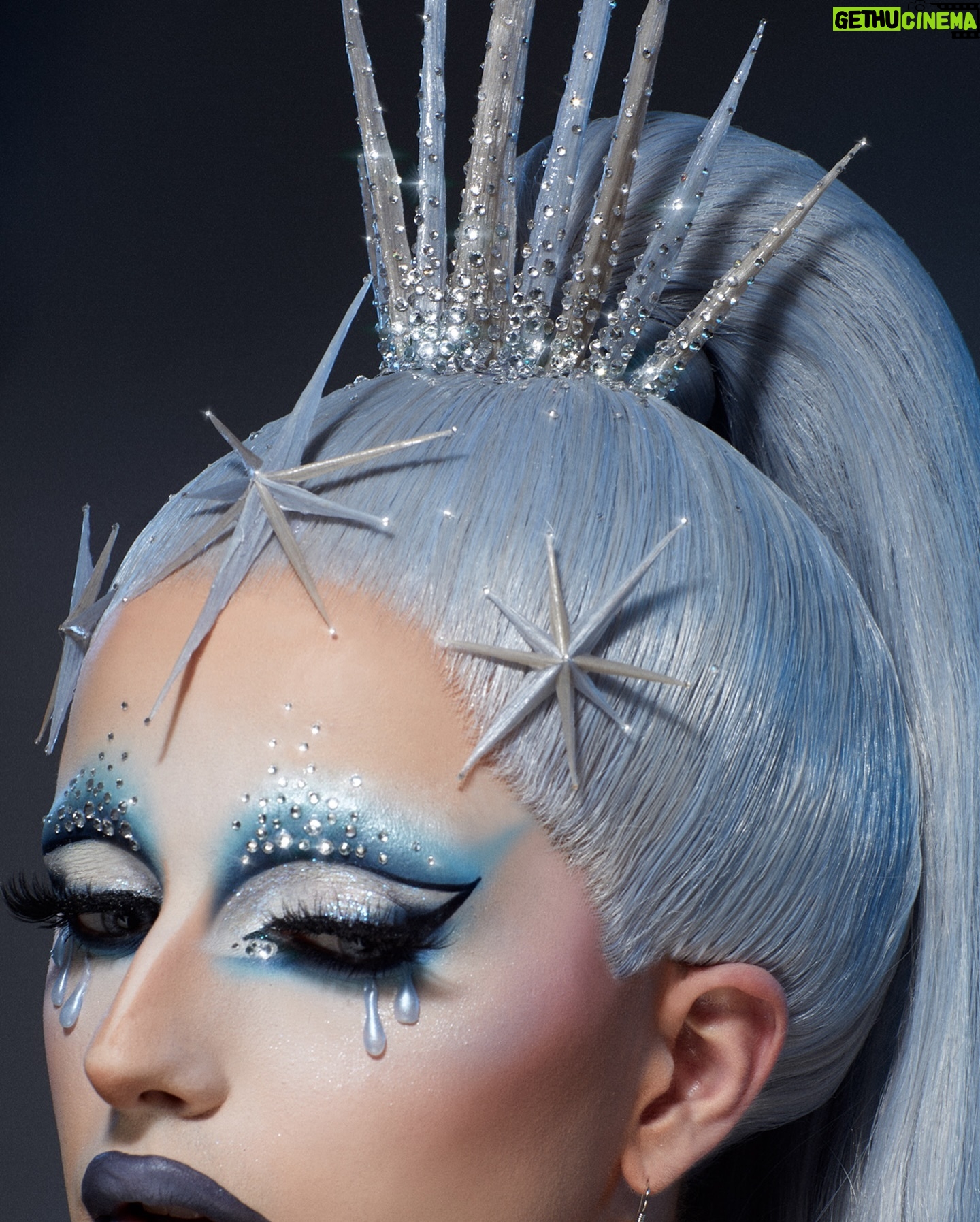 Kam Hugh - 16.7K Likes - ✨ICÔNES DRAG by @ranobrac ✨
——
Après plus de 6 ans d’amitié, je suis très fier d’aujourd’hui vous annoncer la sortie du livre de mon photographe (et ami) favori @ranobrac !
C’est grâce à toi si j’en suis la aujourd’hui, tu m’as aidé et soutenu dans tous mes projets et m’as permis d’exprimer mon art à travers le tien, merci pour tout✨
Vous avez certainement rêvé devant ces photographies, aujourd’hui vous pouvez les toucher et les admirer en HD sur papier glacé 🩵 enjoy the full Ranobrac fantasy ORDER NOW
Disponible partout!
Merci d’avoir chois cette photo en couverture avec mon chérie @raphael_say 😉
#drag #dragqueen #dragrace #ranobrac