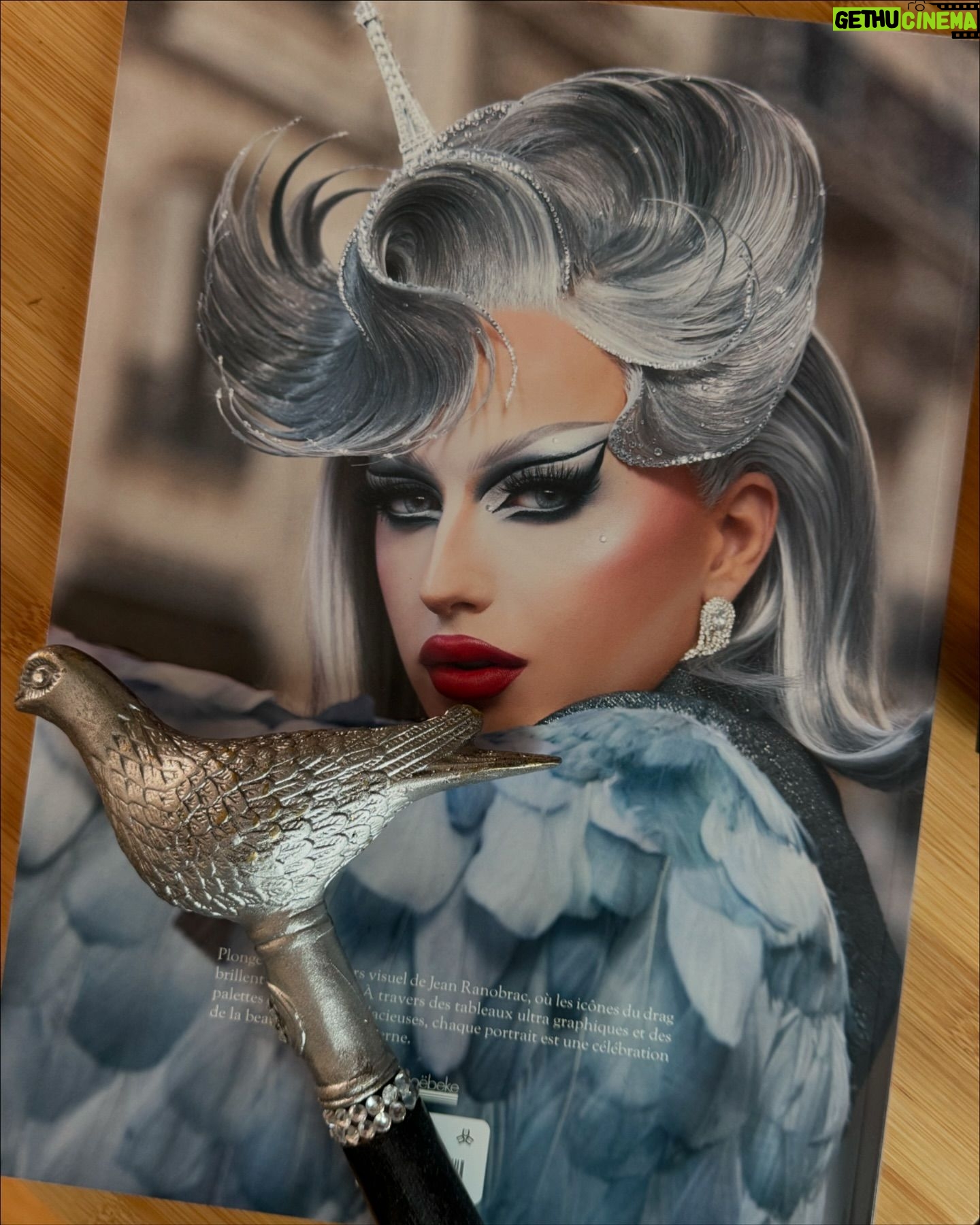Kam Hugh - 16.7K Likes - ✨ICÔNES DRAG by @ranobrac ✨
——
Après plus de 6 ans d’amitié, je suis très fier d’aujourd’hui vous annoncer la sortie du livre de mon photographe (et ami) favori @ranobrac !
C’est grâce à toi si j’en suis la aujourd’hui, tu m’as aidé et soutenu dans tous mes projets et m’as permis d’exprimer mon art à travers le tien, merci pour tout✨
Vous avez certainement rêvé devant ces photographies, aujourd’hui vous pouvez les toucher et les admirer en HD sur papier glacé 🩵 enjoy the full Ranobrac fantasy ORDER NOW
Disponible partout!
Merci d’avoir chois cette photo en couverture avec mon chérie @raphael_say 😉
#drag #dragqueen #dragrace #ranobrac
