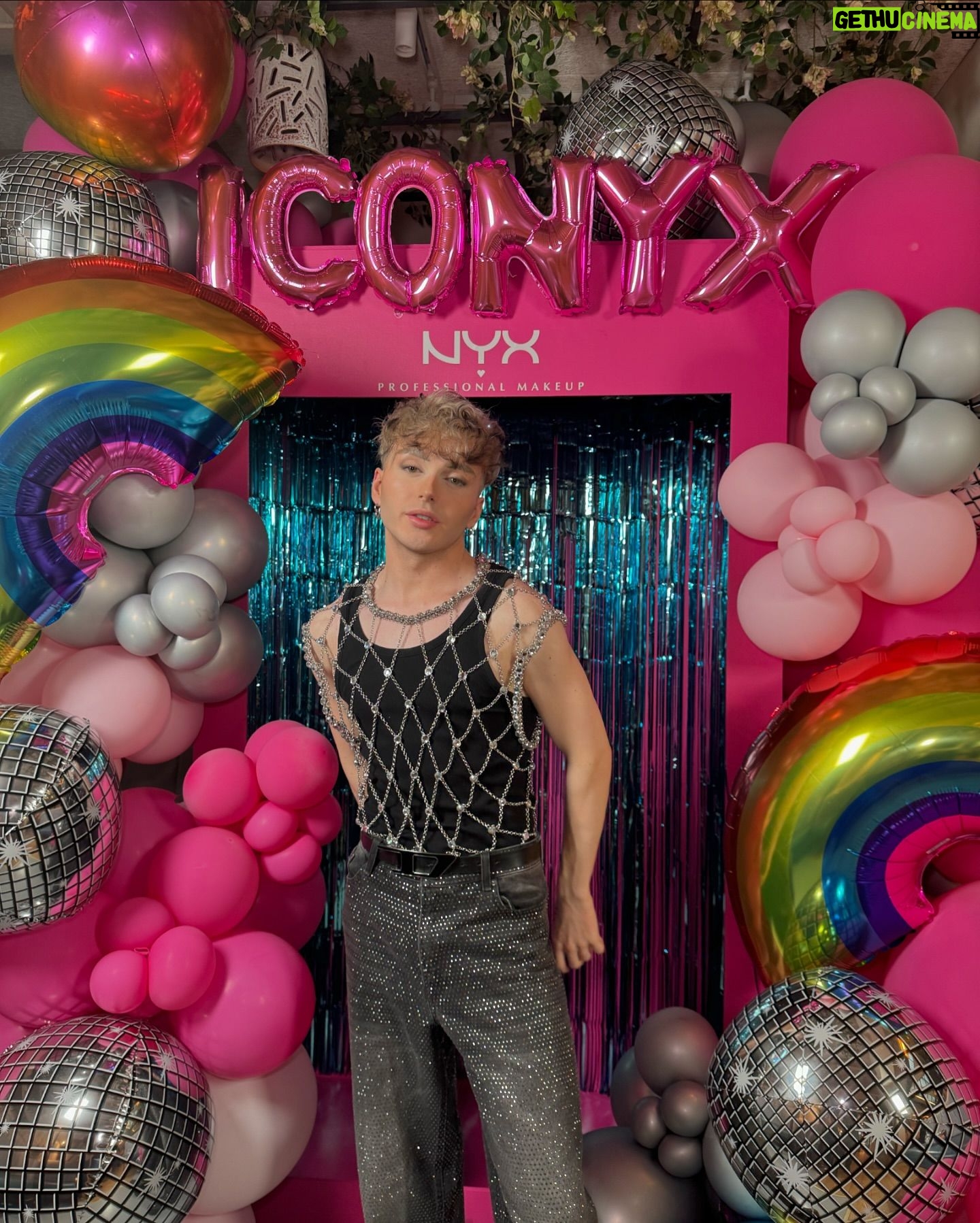 Kam Hugh - 10.6K Likes - 💫FINALE DUMP💫
——
July end on a very good note ! What a wonderful QUEER season💗
——
Outfit @ladymissboo
Wig @christophe_mecca
Nails @chloedan520
Photo @ranobrac
Boa by @rochart_design
Bag and Turquoise outfit : @kevingermanier
——
#drag #dragqueen #makeup
