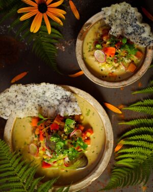 Kamila Rundusová Instagram - LETNÍ HLÍVOVÝ SALÁT🥗
Taky milujete houby? A co hlívu ústřičnou? Tenhle recept je boží v tom, že hlívu nemusíte tepelně upravovat, ale jen ji syrovou naložit podobně jako ceviche a poté jen promíchat s dalšími surovinami.

První krok:
200g hlívy ústřičné
šťáva ze 2 limetek
3 lžíce sójové omáčky
1/2 hrnku kokosového mléka
2 lžíce medu nebo jiného sladidla
1/2 svazku koriandru nebo petržele
1/2 lžičky mořské soli
1/8 lžičky mletého pepře

➡️ Hlívu nakrájejte na malé kostičky, vložte do velké mísy a promíchejte s dalšími surovinami. Dejte do lednice alespoň na jednu hodinu (může být i déle, klidně přes noc).

Další krok:
1/2 menší červené cibule
1/2 hrnku cherry rajčat
2 ředkvičky
1 střední batáta
pražené sekané mandle na posypání
 
➡️ Batáty upečte vcelku v troubě do měkka, poté oloupejte a nakrájejte na kostičky. Upečené batáty dejte do mističky, přidejte směs s hlívou, ozdobte koriandrem a křupavými mandličkami.
 
Další podobné recepty najdete v mé nejnovější kuchařce Nejbarevnější CESTA aneb Lexikon rostlinného vaření. K dostání u mě na e-shopu: www.chefkamu.cz

photo: @adelabellini

#mushrooms #houby #houbovysalat #veganskerecepty #veganrecipes #veganfood #houboverecepty #hliva #hlivaustricna #rostlinnerecepty #letnirecepty #rostlinne