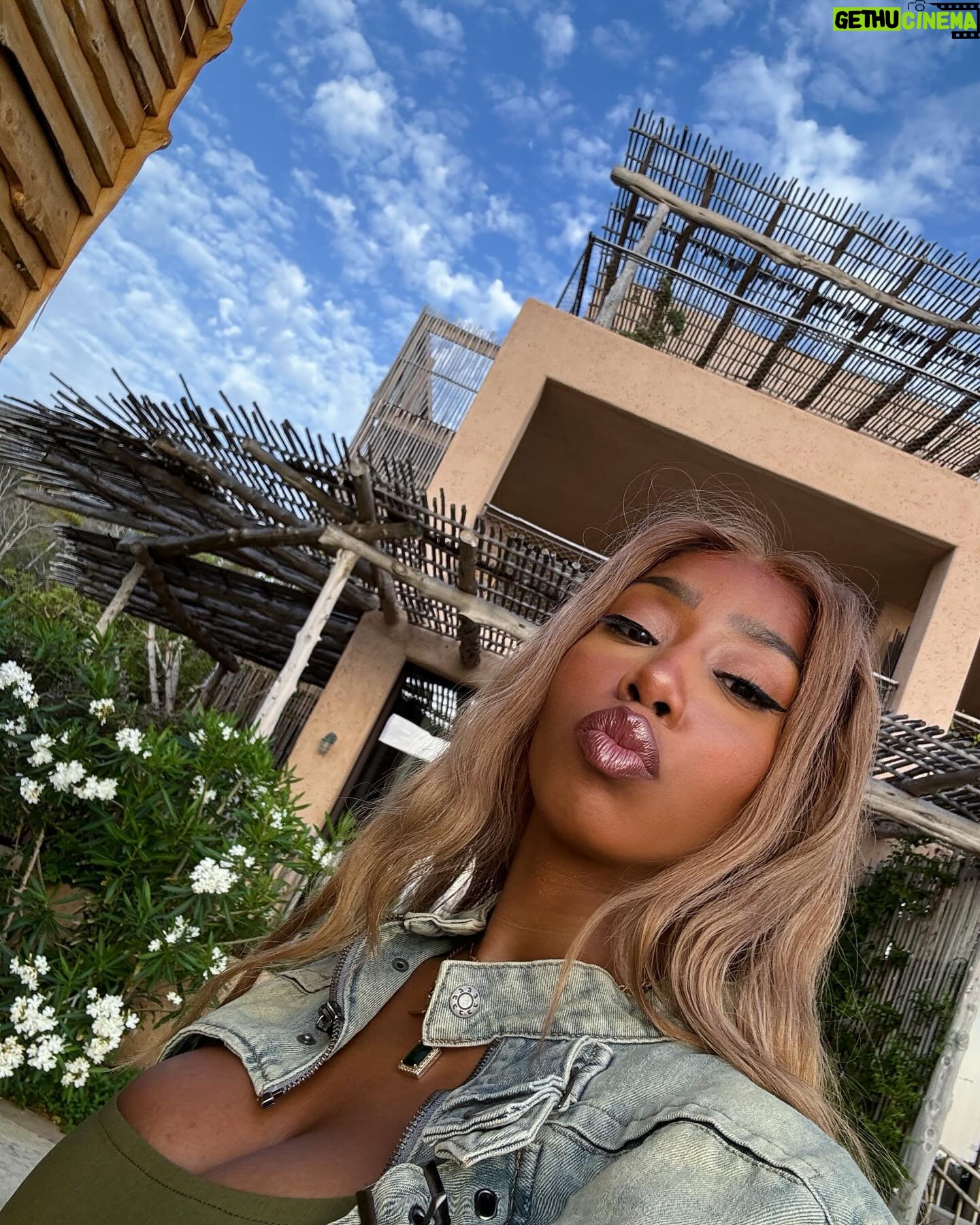 Kamille - 17.4K Likes - when I tell u, this mayn just makes me happy & gives me pasta & has me flewd out on trips. I am peaceful, because of this mayn. we all deserve a man who brings us PEACE! not one of them mansss I be writing fboy songs about. I know most of us have been there but it’s time to enter our peaceful mansss era. Agreed??? 🪽🪽🪽