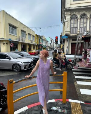 Kanako Takatsuki Instagram - Phuket old town 🏘️
カラフルな街並みで写真撮るの楽しい📸🌷
#phuket #thailand #🇹🇭

全然気付かれなさそうだけどグリーン色のアイライナー使ったらおしゃれな目元になりました
あと抹茶ラテ飲んでるし店内BGMはK-POP