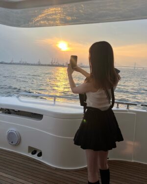 Kanami Takasaki Instagram - 昨日はお仕事の関係者の方にお招き頂いて、横浜の花火大会を見にクルーズ船に乗ったよ🚢
花火綺麗すぎた✨

Photo by じゅんちゃん @jun.amaki 🌸💓