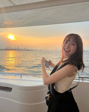 Kanami Takasaki Instagram - 昨日はお仕事の関係者の方にお招き頂いて、横浜の花火大会を見にクルーズ船に乗ったよ🚢
花火綺麗すぎた✨

Photo by じゅんちゃん @jun.amaki 🌸💓