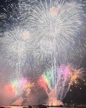 Kanami Takasaki Instagram - 昨日はお仕事の関係者の方にお招き頂いて、横浜の花火大会を見にクルーズ船に乗ったよ🚢
花火綺麗すぎた✨

Photo by じゅんちゃん @jun.amaki 🌸💓