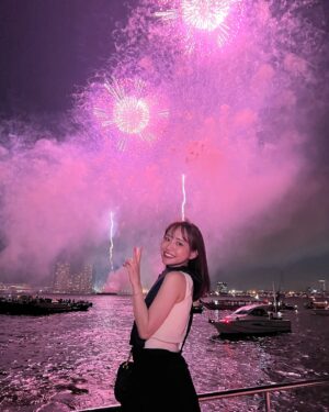 Kanami Takasaki Instagram - 昨日はお仕事の関係者の方にお招き頂いて、横浜の花火大会を見にクルーズ船に乗ったよ🚢
花火綺麗すぎた✨

Photo by じゅんちゃん @jun.amaki 🌸💓