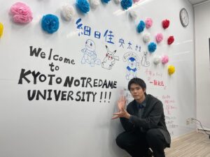 Kanata Hosoda Instagram - ***
昨日の京都ノートルダム女子大学『ND祭』
有難うございました！！

学祭が進むにつれ、トークショー中にかく汗の量も凄いことになっています。
多分、トークショー中にティッシュで汗拭い始める出演者さんは初めてなのでは。
それだけテンション上がるくらい楽しくお話しさせて貰えると思うと…有り難い限りです🙇‍♂️

学祭ツアーも折り返しとなりました。
早いですねぇ
残り2校も頑張るぞ💪

今回のお衣装は大人っぽさ重視で。
早く黒がちゃんと似合う人間になりたい。