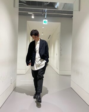 Kanata Hosoda Instagram - 昨日の
『1億人の大質問⁉︎笑ってコラえて！』
有難うございました！

最近、大人っぽくなったと言われることが増えて、非常に嬉しゅうございます。
格好良いお洋服を着させてもらってるので、洋服のお陰なんじゃないか⁉︎と地味に心配になっているのはここだけのお話。
そんな笑コラの時のお衣装です。