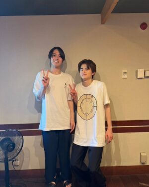 Kanata Hosoda Instagram - ***
本日19:30〜の
TOKYO FM『鈴鹿央士の寄り道トーク』
にお邪魔してきました。

あっという間で楽しかったなぁ。✨
緊張して汗かいたけど。
それはいつも通りだけれど。

皆様、是非。

#央士くんの方が身長高いです