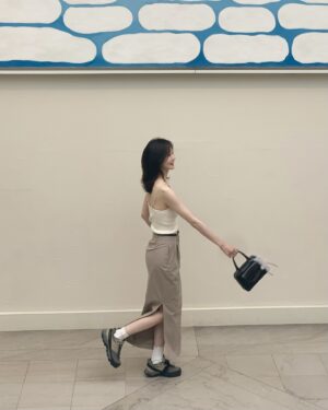 Kang Min-kyung Instagram - 해리언니가 어디서 봤다면서 신나서 얘기해 준 건데요, 행복은 강도가 아니라 빈도래요.. 히히 미술관에 오래오래 있으려고 등산화 신고 전시도 보고 친구들이랑 예쁜 곳 가서 감튀도 마구마구 먹고 촘촘히 쌓아 올린 하루의 행복들 올려봅니다아아…🤍