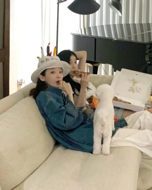 Kang Min-kyung Instagram - 🎂🤍 작고 소중한 나의 코미디언, 나의 안식처, 내사댱 답치 큰언니랑 올해로 20번째 함께 맞는 생파 끄읕!!! 축하해 주신 모든 분들 정말 감사합니다! (영상 꼭 소리 켜서 보세효.. 👩‍🦲✨)