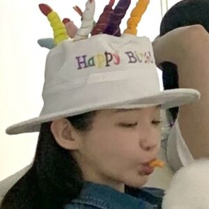 Kang Min-kyung Instagram - 🎂🤍 작고 소중한 나의 코미디언, 나의 안식처, 내사댱 답치 큰언니랑 올해로 20번째 함께 맞는 생파 끄읕!!! 축하해 주신 모든 분들 정말 감사합니다! (영상 꼭 소리 켜서 보세효.. 👩‍🦲✨)