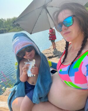 Kaniehtiio Horn Instagram - July was full. There was some great news, lots of chilling and family time, but me and my Jenny bestie also lost our childhood friend. 
Grief is new to me and I’m navigating it best I can while also being full on pregs. I’m so grateful for my family, my Jenny and cousins and my boyz making me smile and laugh all day. They’re such good medicine. 
Don’t leave your friends on ‘read’. Remind them you love them even if they piss you off occasionally. 
🖤🖤
