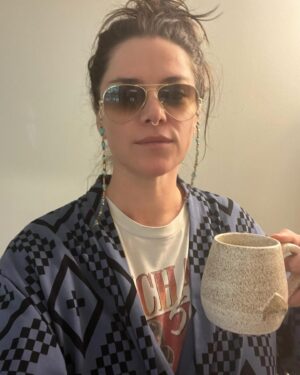 Kaniehtiio Horn Instagram - July was full. There was some great news, lots of chilling and family time, but me and my Jenny bestie also lost our childhood friend. 
Grief is new to me and I’m navigating it best I can while also being full on pregs. I’m so grateful for my family, my Jenny and cousins and my boyz making me smile and laugh all day. They’re such good medicine. 
Don’t leave your friends on ‘read’. Remind them you love them even if they piss you off occasionally. 
🖤🖤