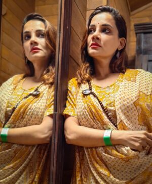 Kanika Maheshwari Instagram - Always remember to judge everything by your inner feeling of bliss. ✨

#sarees #saree #sareelove #fashion #sareelovers #onlineshopping #ethnicwear #indianwear #peace #indianfashion #traditional #india #sareestyle #bhyp #fyp #trendingaudio #viralpost #peace #spritual #oshoquotes #kanikamaheshwari
