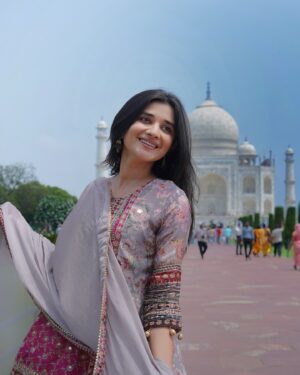 Kanika Mann Instagram - रिश्तों को वक़्त दो, 
ताज महल दुनिया ने देखा है, मुमताज़ ने नहीं