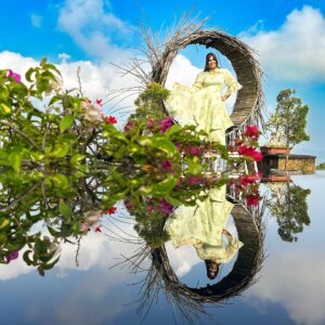 Kanisha Malhotra Instagram - A conversation between me & god at the moment depicted in three pictures👇

1.)Dear god, I am trying to look into my reflection & working on my shortcomings.

2.) I am looking into the right direction 

3.) Acha sorry koi galti hogyi toh maaf kardo. Aao maandvali(settlement) karlete hai pleej 🙏

[Sunday, God, Spiritual Awakening, Gods Plan]

#sunday #god #spiritual #spiritualawakening #conversationwithgod #spirituality #godsplan #godchild #algorithms #healing #mahadev