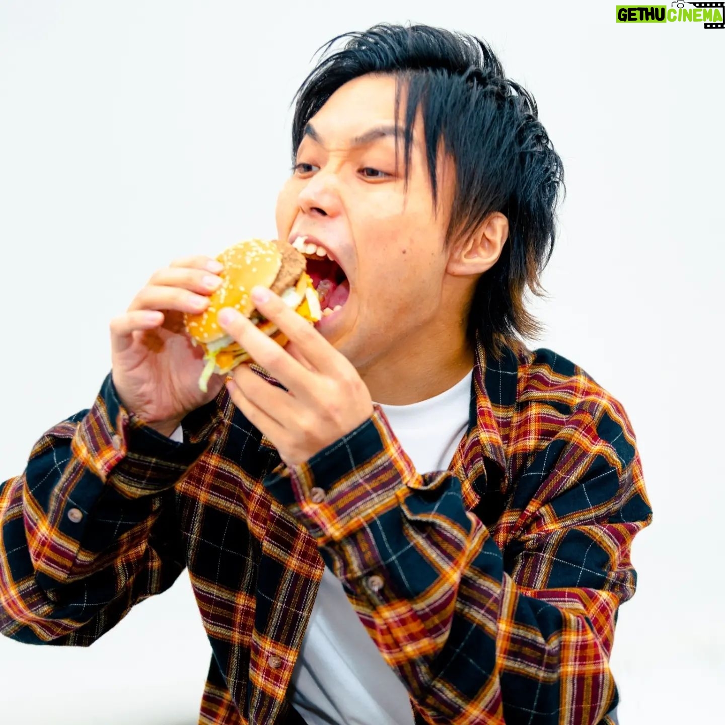 Kanta - 16.6K Likes - ダイエット終わった相方撮影しました📷
トミーといえば🌳か🍔です。
@tommymizutamaribond