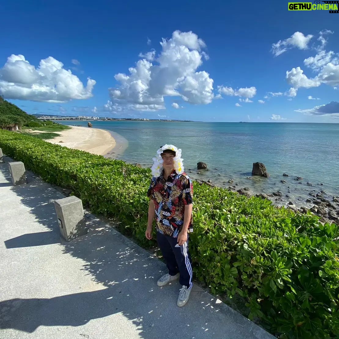 Kanta - 6K Likes - 30歳になりました。
ちょうど20歳でYouTubeを始めて、10年が経ちました。
YouTubeを通じて人生が変わった。
たくさんの視聴者さんや周りの人のお陰で素敵な経験をこの10年でたくさんしました。
変わりたくないけど変わりたいとか。
楽しいけど辛いとか。
やりたくないけど本当はやってみたいとか。
人間の感情は言葉で簡単に分類できないんだなってこともたくさん学んだ。
でも振り返ると最高に素敵な20代を送れたと断言できます。
まだまだ自分は30代にやりたいこと、賭けてることもたくさんあるので、どうぞ応援の程よろしくお願いします。
ここからの10年が楽しみすぎます🔥
※写真は特に意味ありません。空がきれいだったという理由です。