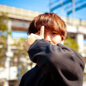 Kanta Instagram - 久々にインスタ更新。2022年の夏のことを書かせてください。もしよろしければ読んでいってや〜😛

この夏は最高にYouTubeを楽しみました。色々なYouTuberさんに声かけて貰えるのも幸せだし、自分のチャンネルもまた改めて原点に立ち返りつつ、今までの経験をもとに向き合うことができました。

そして改めて感じたのはYouTubeは結局「皆さん一人一人のパワーに支えられている」ということ。動画を作るのはあくまできっかけ作りで、そこから心が少しでも動いた人たちがもっともっと大きな勢いを産んでくれるんだと思います。極端な話、みなさんがいないと僕はYouTubeが楽しくないし、何も面白いことは起きないんだって思います。

「焦って新しい人のために動画を作る、ではなく、ずっと応援してくれてる人たちがまだまだ応援したくなるように良い動画を作る」

ここを念頭においた結果、登録者数も400万から404万人まで増えました。

とにかく年末まで今いる視聴者さんのために、企画も編集もまだまだ見直して、「水溜りボンドおもろいんだよな、見てて楽しいんだよな」って今よりも胸をはってもらえるように尽力することを約束します。

どうぞお力添えよろしくお願いします💪

夏があっという間に過ぎ去りました。ここから年末まで新しいこと含めて挑戦していきますので、楽しみにしててー😛

@shimazaki_rikito 
写真　@okabemovie