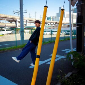 Kanta Instagram - 久々にインスタ更新。2022年の夏のことを書かせてください。もしよろしければ読んでいってや〜😛

この夏は最高にYouTubeを楽しみました。色々なYouTuberさんに声かけて貰えるのも幸せだし、自分のチャンネルもまた改めて原点に立ち返りつつ、今までの経験をもとに向き合うことができました。

そして改めて感じたのはYouTubeは結局「皆さん一人一人のパワーに支えられている」ということ。動画を作るのはあくまできっかけ作りで、そこから心が少しでも動いた人たちがもっともっと大きな勢いを産んでくれるんだと思います。極端な話、みなさんがいないと僕はYouTubeが楽しくないし、何も面白いことは起きないんだって思います。

「焦って新しい人のために動画を作る、ではなく、ずっと応援してくれてる人たちがまだまだ応援したくなるように良い動画を作る」

ここを念頭においた結果、登録者数も400万から404万人まで増えました。

とにかく年末まで今いる視聴者さんのために、企画も編集もまだまだ見直して、「水溜りボンドおもろいんだよな、見てて楽しいんだよな」って今よりも胸をはってもらえるように尽力することを約束します。

どうぞお力添えよろしくお願いします💪

夏があっという間に過ぎ去りました。ここから年末まで新しいこと含めて挑戦していきますので、楽しみにしててー😛

@shimazaki_rikito 
写真　@okabemovie