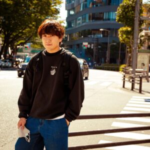 Kanta Instagram - 久々にインスタ更新。2022年の夏のことを書かせてください。もしよろしければ読んでいってや〜😛

この夏は最高にYouTubeを楽しみました。色々なYouTuberさんに声かけて貰えるのも幸せだし、自分のチャンネルもまた改めて原点に立ち返りつつ、今までの経験をもとに向き合うことができました。

そして改めて感じたのはYouTubeは結局「皆さん一人一人のパワーに支えられている」ということ。動画を作るのはあくまできっかけ作りで、そこから心が少しでも動いた人たちがもっともっと大きな勢いを産んでくれるんだと思います。極端な話、みなさんがいないと僕はYouTubeが楽しくないし、何も面白いことは起きないんだって思います。

「焦って新しい人のために動画を作る、ではなく、ずっと応援してくれてる人たちがまだまだ応援したくなるように良い動画を作る」

ここを念頭においた結果、登録者数も400万から404万人まで増えました。

とにかく年末まで今いる視聴者さんのために、企画も編集もまだまだ見直して、「水溜りボンドおもろいんだよな、見てて楽しいんだよな」って今よりも胸をはってもらえるように尽力することを約束します。

どうぞお力添えよろしくお願いします💪

夏があっという間に過ぎ去りました。ここから年末まで新しいこと含めて挑戦していきますので、楽しみにしててー😛

@shimazaki_rikito 
写真　@okabemovie