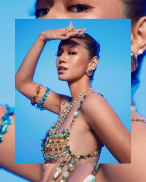 Kaori Oinuma Instagram - QUEEN OF THE SEAS 🩵 KAORI OINUMA #StarMagicHotSummer2024

Dress: @thianrodriguezmnl
Accessories: @katawofficial & @alchemistaonline
Minaudiere: @beatriz_accessories
Studio: @pioneerxstudios

Photography: @dookieducay
Styling: @myrrhlaoto @edjgalang @carlieheartsyou
Makeup: @aguevarra_
Hair: @iamjulyvito

@mesmyrrhized #MESMYRRHIZED @kaori_oinuma #KaoriOinuma