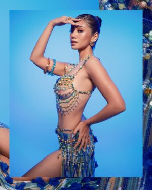 Kaori Oinuma Instagram - QUEEN OF THE SEAS 🩵 KAORI OINUMA #StarMagicHotSummer2024

Dress: @thianrodriguezmnl
Accessories: @katawofficial & @alchemistaonline
Minaudiere: @beatriz_accessories
Studio: @pioneerxstudios

Photography: @dookieducay
Styling: @myrrhlaoto @edjgalang @carlieheartsyou
Makeup: @aguevarra_
Hair: @iamjulyvito

@mesmyrrhized #MESMYRRHIZED @kaori_oinuma #KaoriOinuma