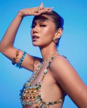 Kaori Oinuma Instagram - QUEEN OF THE SEAS 🩵 KAORI OINUMA #StarMagicHotSummer2024

Dress: @thianrodriguezmnl
Accessories: @katawofficial & @alchemistaonline
Minaudiere: @beatriz_accessories
Studio: @pioneerxstudios

Photography: @dookieducay
Styling: @myrrhlaoto @edjgalang @carlieheartsyou
Makeup: @aguevarra_
Hair: @iamjulyvito

@mesmyrrhized #MESMYRRHIZED @kaori_oinuma #KaoriOinuma