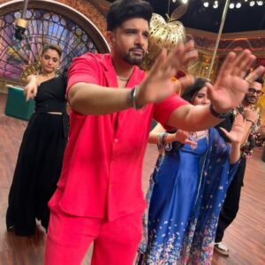 Karan Kundrra Instagram - khushnaseeb hoon jo aashirvaad lene ka mauka mila.. jug jug jiyo wadde Deol Sahab!! @aapkadharam 

#LaughterChefs #dharmendra 
@colorstv