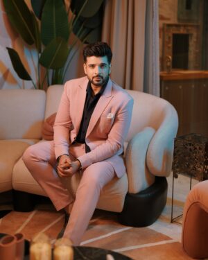 Karan Kundrra Instagram - aise na yun dekho ;) 

#TemptationIslandIndia
Styled: @stylebysugandhasood
Outfit: @bharat_reshma
Pics: @deepikasdeepclicks