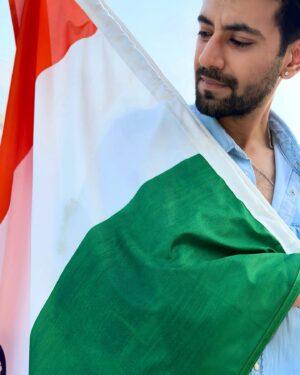 Karanvir Sharma Instagram - Vande Mataram 🧡🤍💚

Respect thy Mother. Respect thy Women. ✊🏼 
.
.
.
.
.
.
.
.
.
#78thindependenceday #india #bharat #independenceday #vandemataram #jaihind #🇮🇳 #jaiho