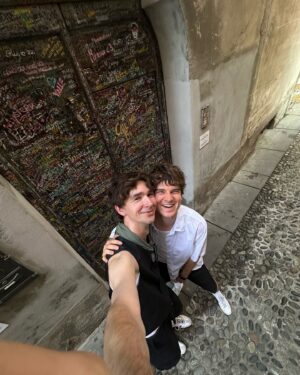 Karel Kovář Instagram - Call me by your name. Oba jsme ho četli i viděli. Jeden z nejkrásnějších filmů je to i díky místům, kde se natáčel. A tak jsme se rozhodli krátký letní výlet strávit v jeho kulisách. Knižní “Somewhere in northern Italy” je ve filmu město Crema a jeho okolí. Po čtyřech nocích a kupě výletů tohle jmenujeme dokonalým letním výletem! V samotné Cremě najdete celou řadu lokací, asi nejznámější jsou dveře jen kousek od náměstí (viz první fotka). Po stopách filmu projedete krásné uličky, náměstí i zákoutí, která byste jinak možná minuli. Samotná Crema je ideální. Tak akorát velká, aby vám tu bylo útulno, tak akorát živá, abyste neměli pocit, že tu chcípl pes. No a pak přichází výlety! Nejdříve Sirmione u Lago de Garda, kam se Elio s tátou a Oliverem vypravili vyzvednout sochu ze dna jezera. Tam vás čeká práva “high season Itálie”, ale archeologické muzeum je oázou klidu a dalším místem, které z filmu dobře poznáte. Zbylé lokace zvládnete z Cremy i na kole, což je samo o sobě ve vztahu k filmu mega ikonický! Jezírko Sorgiva Quarantina je Eliovo “my place”, v reálu je hlavně místem místních, kteří se do ledové vody chodí osvěžit. Další nádhernou lokací je pomník Bitvy na Piavě v Pandinu, kde jsme se ve filmu dozvěděli, že Elio vlastně nic neví. Rozhodně ne o věcech, na kterých skutečně záleží ❤️‍🔥 V samotném městečku rozhodně pes chcípl, ale vesnické kouzlo mu dodaly trhy, kde jsme si málem koupili broskve, ale to už by bylo moc 🍑 No a zlatý hřeb je rozhodně Villa Albergoni. Ta je aktuálně v soukromém vlastnictví, ale její okolí a do dáli čnějící věžička vás okamžitě přenesou do atmosféry filmu, která je... Mimořádně autentická. Okolí Cremy prostě stojí za návštěvu a je krásné, že někdy díky filmům objevíte místa jinak prakticky neobjevitelná. Is it better to speak or die? Rozhodně speak: Pokud milujete CMBYN, užijete si tenhle výlet stejně jako my. We will remember everything 🤍 Later!

#callmebyyourname