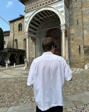Karel Kovář Instagram - Call me by your name. Oba jsme ho četli i viděli. Jeden z nejkrásnějších filmů je to i díky místům, kde se natáčel. A tak jsme se rozhodli krátký letní výlet strávit v jeho kulisách. Knižní “Somewhere in northern Italy” je ve filmu město Crema a jeho okolí. Po čtyřech nocích a kupě výletů tohle jmenujeme dokonalým letním výletem! V samotné Cremě najdete celou řadu lokací, asi nejznámější jsou dveře jen kousek od náměstí (viz první fotka). Po stopách filmu projedete krásné uličky, náměstí i zákoutí, která byste jinak možná minuli. Samotná Crema je ideální. Tak akorát velká, aby vám tu bylo útulno, tak akorát živá, abyste neměli pocit, že tu chcípl pes. No a pak přichází výlety! Nejdříve Sirmione u Lago de Garda, kam se Elio s tátou a Oliverem vypravili vyzvednout sochu ze dna jezera. Tam vás čeká práva “high season Itálie”, ale archeologické muzeum je oázou klidu a dalším místem, které z filmu dobře poznáte. Zbylé lokace zvládnete z Cremy i na kole, což je samo o sobě ve vztahu k filmu mega ikonický! Jezírko Sorgiva Quarantina je Eliovo “my place”, v reálu je hlavně místem místních, kteří se do ledové vody chodí osvěžit. Další nádhernou lokací je pomník Bitvy na Piavě v Pandinu, kde jsme se ve filmu dozvěděli, že Elio vlastně nic neví. Rozhodně ne o věcech, na kterých skutečně záleží ❤️‍🔥 V samotném městečku rozhodně pes chcípl, ale vesnické kouzlo mu dodaly trhy, kde jsme si málem koupili broskve, ale to už by bylo moc 🍑 No a zlatý hřeb je rozhodně Villa Albergoni. Ta je aktuálně v soukromém vlastnictví, ale její okolí a do dáli čnějící věžička vás okamžitě přenesou do atmosféry filmu, která je... Mimořádně autentická. Okolí Cremy prostě stojí za návštěvu a je krásné, že někdy díky filmům objevíte místa jinak prakticky neobjevitelná. Is it better to speak or die? Rozhodně speak: Pokud milujete CMBYN, užijete si tenhle výlet stejně jako my. We will remember everything 🤍 Later!

#callmebyyourname