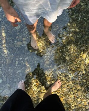 Karel Kovář Instagram - Call me by your name. Oba jsme ho četli i viděli. Jeden z nejkrásnějších filmů je to i díky místům, kde se natáčel. A tak jsme se rozhodli krátký letní výlet strávit v jeho kulisách. Knižní “Somewhere in northern Italy” je ve filmu město Crema a jeho okolí. Po čtyřech nocích a kupě výletů tohle jmenujeme dokonalým letním výletem! V samotné Cremě najdete celou řadu lokací, asi nejznámější jsou dveře jen kousek od náměstí (viz první fotka). Po stopách filmu projedete krásné uličky, náměstí i zákoutí, která byste jinak možná minuli. Samotná Crema je ideální. Tak akorát velká, aby vám tu bylo útulno, tak akorát živá, abyste neměli pocit, že tu chcípl pes. No a pak přichází výlety! Nejdříve Sirmione u Lago de Garda, kam se Elio s tátou a Oliverem vypravili vyzvednout sochu ze dna jezera. Tam vás čeká práva “high season Itálie”, ale archeologické muzeum je oázou klidu a dalším místem, které z filmu dobře poznáte. Zbylé lokace zvládnete z Cremy i na kole, což je samo o sobě ve vztahu k filmu mega ikonický! Jezírko Sorgiva Quarantina je Eliovo “my place”, v reálu je hlavně místem místních, kteří se do ledové vody chodí osvěžit. Další nádhernou lokací je pomník Bitvy na Piavě v Pandinu, kde jsme se ve filmu dozvěděli, že Elio vlastně nic neví. Rozhodně ne o věcech, na kterých skutečně záleží ❤️‍🔥 V samotném městečku rozhodně pes chcípl, ale vesnické kouzlo mu dodaly trhy, kde jsme si málem koupili broskve, ale to už by bylo moc 🍑 No a zlatý hřeb je rozhodně Villa Albergoni. Ta je aktuálně v soukromém vlastnictví, ale její okolí a do dáli čnějící věžička vás okamžitě přenesou do atmosféry filmu, která je... Mimořádně autentická. Okolí Cremy prostě stojí za návštěvu a je krásné, že někdy díky filmům objevíte místa jinak prakticky neobjevitelná. Is it better to speak or die? Rozhodně speak: Pokud milujete CMBYN, užijete si tenhle výlet stejně jako my. We will remember everything 🤍 Later!

#callmebyyourname