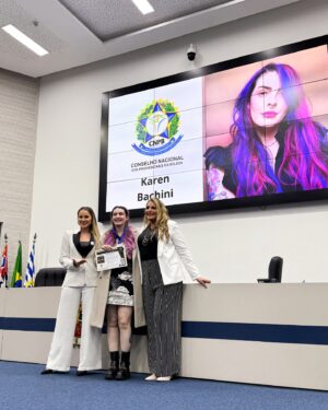 Karen Bachini Instagram - Clã, essa semana participei da bancada da CNPB - Conselho Nacional dos Profissionais da Beleza, em São José dos Campos, e apesar de um pouco de timidez, fiquei muito honrada em fazer parte desse momento! Foi muito legal poder distribuir certificados de honra ao mérito e medalhas para tantos profissionais de beleza que amei conhecer 🫶

Estou muito feliz, pois é como se estivéssemos criando um sindicato independente, para conseguir organizar e garantir benefícios para os profissionais afiliados da área. Muito obrigada @thaisgiraldelli e @anna_havary, foi incrível estar com vocês nesse dia 💖