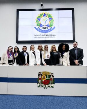 Karen Bachini Instagram - Clã, essa semana participei da bancada da CNPB - Conselho Nacional dos Profissionais da Beleza, em São José dos Campos, e apesar de um pouco de timidez, fiquei muito honrada em fazer parte desse momento! Foi muito legal poder distribuir certificados de honra ao mérito e medalhas para tantos profissionais de beleza que amei conhecer 🫶

Estou muito feliz, pois é como se estivéssemos criando um sindicato independente, para conseguir organizar e garantir benefícios para os profissionais afiliados da área. Muito obrigada @thaisgiraldelli e @anna_havary, foi incrível estar com vocês nesse dia 💖