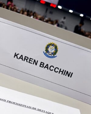 Karen Bachini Instagram - Clã, essa semana participei da bancada da CNPB - Conselho Nacional dos Profissionais da Beleza, em São José dos Campos, e apesar de um pouco de timidez, fiquei muito honrada em fazer parte desse momento! Foi muito legal poder distribuir certificados de honra ao mérito e medalhas para tantos profissionais de beleza que amei conhecer 🫶

Estou muito feliz, pois é como se estivéssemos criando um sindicato independente, para conseguir organizar e garantir benefícios para os profissionais afiliados da área. Muito obrigada @thaisgiraldelli e @anna_havary, foi incrível estar com vocês nesse dia 💖