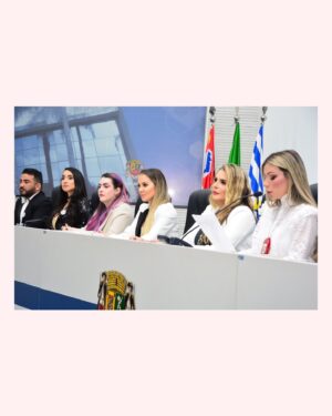 Karen Bachini Instagram - Clã, essa semana participei da bancada da CNPB - Conselho Nacional dos Profissionais da Beleza, em São José dos Campos, e apesar de um pouco de timidez, fiquei muito honrada em fazer parte desse momento! Foi muito legal poder distribuir certificados de honra ao mérito e medalhas para tantos profissionais de beleza que amei conhecer 🫶

Estou muito feliz, pois é como se estivéssemos criando um sindicato independente, para conseguir organizar e garantir benefícios para os profissionais afiliados da área. Muito obrigada @thaisgiraldelli e @anna_havary, foi incrível estar com vocês nesse dia 💖