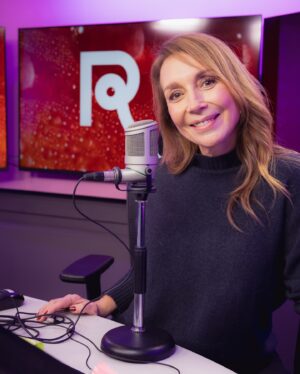 Karen Doggenweiler Instagram - Estoy muy contenta y agradecida de esta linda oportunidad ♥️ @rodrigosepulvedalara es un gran y querido amigo y me encanta esta invitación que recibí de poder reemplazarlo durante unos días en @romanticafm104.1 para que descanse junto a su familia 🫶🏻
Va a volver recargado de energías para reencontrarse con su público que tanto lo quiere. Ya me presentó al querido equipo de #Romántica, así es que estamos listos para partir desde este LUNES A LAS 3PM 🙌🏻 Los esperamos con temas interesantes y con la mejor música. No falten! 🎙️🎶