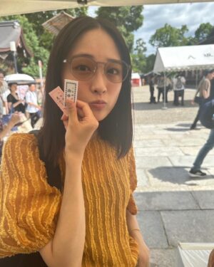 Karen Otomo Instagram - 時代劇シリーズ『三屋清左衛門残日録』第8作に出演させていただきます。

私にとって二度目の時代劇。
キリリとした緊張感に貫かれながら、いただいた役を愛し、全うしようと思います💪

撮影はこれからなので、リアルタイムでオフショット載せてまいりますね☺️
放送と合わせて、楽しみにしていただけたら嬉しいです✨

（撮影前でまだオフショットがないので、去年の京都の撮影の合間の写真を。
前髪長かった時。）