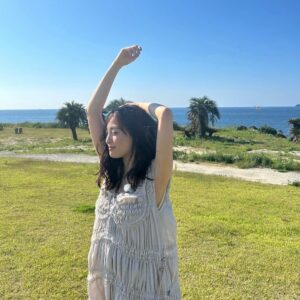 Karen Otomo Instagram - おはようございます🍃
月曜日の振替休日は
なんだかフワフワゆらゆらした気持ちですね💭
お仕事の方も、お休みの方も、
穏やかな時間を少しでも味わえる、良き日となりますよう。

《今週の予定》
8月12日(月)
・17:10〜FM GUNMA「flower pot」
・22:00〜Abema「今日、好きになりました。」

8月15日(木)
・福岡放送「バリはやッ!ZIP!」（VTRのワンコーナーにお邪魔しています✨）
・21:00〜日本テレビ「秘密のケンミンSHOW極」

8月17日(土)
・20:00〜テレビ朝日「池上彰のニュースそうだったのか‼︎」

今日の写真は先日放送された、「ちょっと福岡行ってきました！」のオフショット。
果穂ちゃんとのロケは、もしや旅行なのでは？と錯覚するくらいに楽しかったです🤭