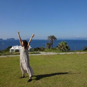 Karen Otomo Instagram - おはようございます🍃
月曜日の振替休日は
なんだかフワフワゆらゆらした気持ちですね💭
お仕事の方も、お休みの方も、
穏やかな時間を少しでも味わえる、良き日となりますよう。

《今週の予定》
8月12日(月)
・17:10〜FM GUNMA「flower pot」
・22:00〜Abema「今日、好きになりました。」

8月15日(木)
・福岡放送「バリはやッ!ZIP!」（VTRのワンコーナーにお邪魔しています✨）
・21:00〜日本テレビ「秘密のケンミンSHOW極」

8月17日(土)
・20:00〜テレビ朝日「池上彰のニュースそうだったのか‼︎」

今日の写真は先日放送された、「ちょっと福岡行ってきました！」のオフショット。
果穂ちゃんとのロケは、もしや旅行なのでは？と錯覚するくらいに楽しかったです🤭