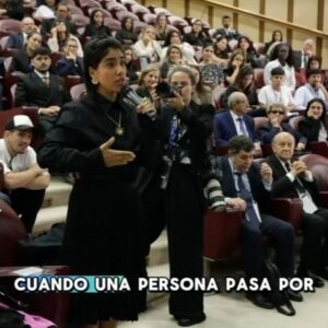 Karen Polinesia Instagram - ¿Cómo explicar tan peculiar y grandiosa oportunidad que tuve hace unos días en Iltalia?  Prepare un post para contarles; pues fui convocada por @scholasoccurrentes para poder ser parte de la creación de iniciativas y propuestas para visualizar una educación universitaria más humana y conectada con el alma. 
Este encuentro me llenó el corazón y me lo expandió pues compartí con personas diversas, talentosas y llenas de  inteligencia y voluntad de querer hacer este, un mundo mejor. 
Agradezco ser parte de proyectos más grandes en donde mi contribución marque una diferencia positiva. 

Gracias gracias gracias ✨🙏🏾 ✨