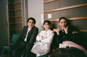 Karen Takizawa Instagram - きょうは、GEEKS第3話の日です📺🚓

何をかくそう第3話は私にとって一番思い出深い回です🍺

まゆやみなみさんがたくさんたくさん協力してくれたおかげで、どうにか乗り越えた撮影の日があったり、寒い中の夜中までの撮影にみんなであんまんをちぎりあって食べたりと、ほんとに楽しい日がたくさんあります😆♡

いつもこの日が近付くと、3人の連絡が動き、撮影はおわったとしても撮影がおわってなかったかのような安心さを感じれます😌

今日の第3話22時からですので(変わらず)、
くつろぎのお供にぜひ☺️

まゆが撮ってくれた写真です📷