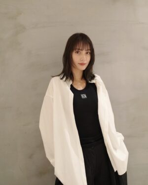 Karen Takizawa Instagram - ドラマ撮影も無事に私は全て終わりました。

そこでどうでもいいでしょうが、
また前髪を作りました🙂‍↕️

今回は前髪の本数を増やしたかったので、
奥の方から前髪にしました🪮

生きてきて一番前髪に分類される髪の毛の本数が最大かもしれません😂

皆様にとっては砂みたいな変化だと思いますが(砂に失礼だったらごめんなさい)自分にしたら岩みたいにおおきな変化です🪨

このまま後ろ髪は伸ばして、今は自分がしたい髪型になるために探究心を忘れないようにがんばります☺️！