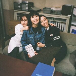 Karen Takizawa Instagram - 本日は、GEEKS第2話です🚓

今回は疑わしき人々がいて、私たち一同惑わされてしまいます。

基山さんの地図魂が発揮できるといいのですが🗺️

それでも大切にしたいのが、17時終わりの徹底さです🫡
やるときはやる！帰る時は帰る！

そんなハッキリ屋さんが、西条さん、吉良さん、基山さんです🕔

今回はまゆのフィルム🎞️カメラで撮った一枚を🥰
いつ見てもこの3人との思い出が思い出せます😌☺️楽しかったなあ🥹♡

これを撮っていた日は冬とはいいませんがまだまだ寒かったんです☺️🍲