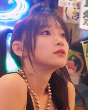 Karin Miyamoto Instagram - ♡

✨🏮

#いつの衣装でしょう
#髪型で印象変わりすぎ
#早朝
#父に連れて行ってもらったよ
#このあと一蘭たべた